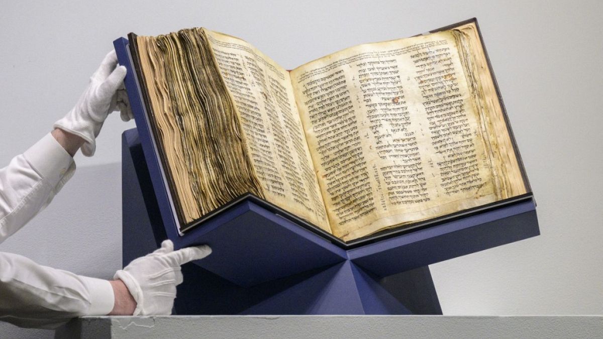 Dünya'nın en eski el yazması Tevrat'ı rekor fiyata satıldı 