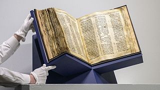 Dünya'nın en eski el yazması Tevrat'ı rekor fiyata satıldı