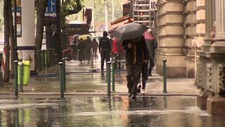 Esőben sétáló emberek a budapesti Andrássy úton