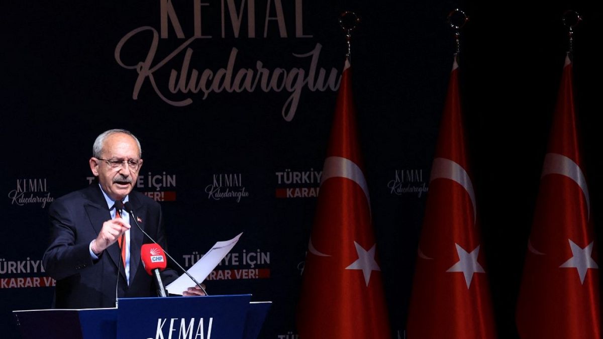 رئيس المعارضة التركية كمال كيليتشدار أوغلو يتحدث في مؤتمر صحفي في أنقرة، 18 مايو 2023،