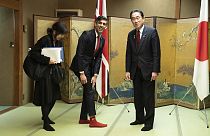 El primer ministro británico Rishi Sunak bromea con su homólogo japonés Fumio Kishida en Hiroshima