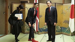 El primer ministro británico Rishi Sunak bromea con su homólogo japonés Fumio Kishida en Hiroshima