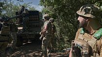 Украинские солдаты заряжают "Град" в окрестностях Бахмута.