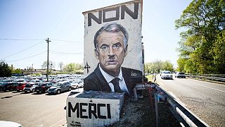 Cumhurbaşkanı Emmanuel Macron'un Hitler'e benzetildiği afişler için soruşturma