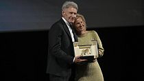 هاريسون فورد يتسلم السعفة الذهبية الفخرية من إيريس نوبلوش، رئيسة مهرجان كان السينمائي، جنوب فرنسا، 18 مايو 2023
