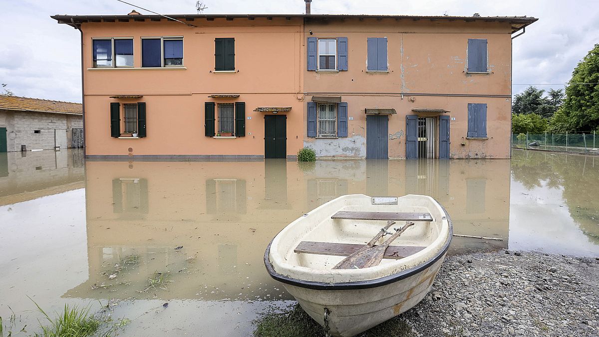 Вода окружает дом в районе недалеко от Болоньи, Италия, 18 мая 2023 года.