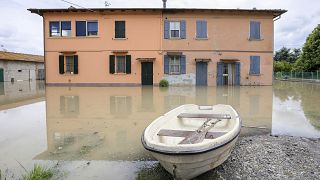 Вода окружает дом в районе недалеко от Болоньи, Италия, 18 мая 2023 года.