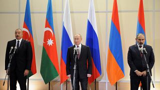 لرئيس الروسي فلاديمير بوتين (في الوسط) والرئيس الأذربيجاني إلهام علييف (يسار) ورئيس وزراء أرمينيا نيكول باشينيان في روسيا