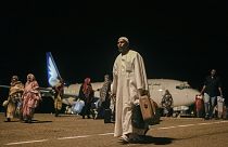 Des Soudanais à l'aéroport de Port-Soudan, le 11 mai 2023