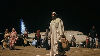 In Jeddah gestrandete Sudanesen kommen am Flughafen von Port Sudan an. 11. Mai 2023