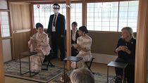 Yuko Kishida, primera dama de Japón, muestra la tradicional ceremonia del té, a acompañantes de los líderes del G7. 