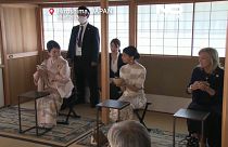 Yuko Kishida, primera dama de Japón, muestra la tradicional ceremonia del té, a acompañantes de los líderes del G7. 
