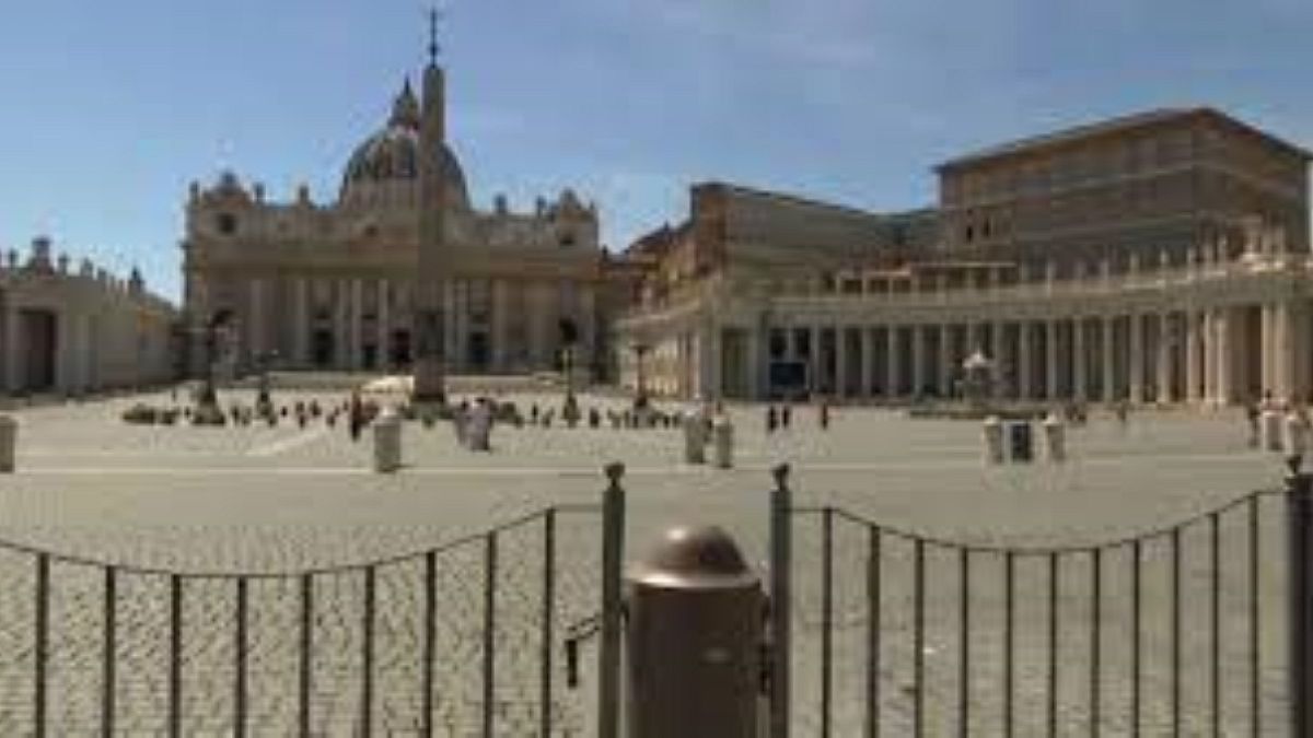 Ворота Ватикана охраняет полк Швейцарских гвардейцев, а папскую резиденцию - личные жандармы понтифика.