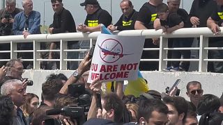 متظاهرون ورجال شرطة خارج مطار العاصمة الجورجية تبليسي حيث هبطت طائرة ركاب روسية لأول مرة منذ عام 2019،  19 مايو 2023.