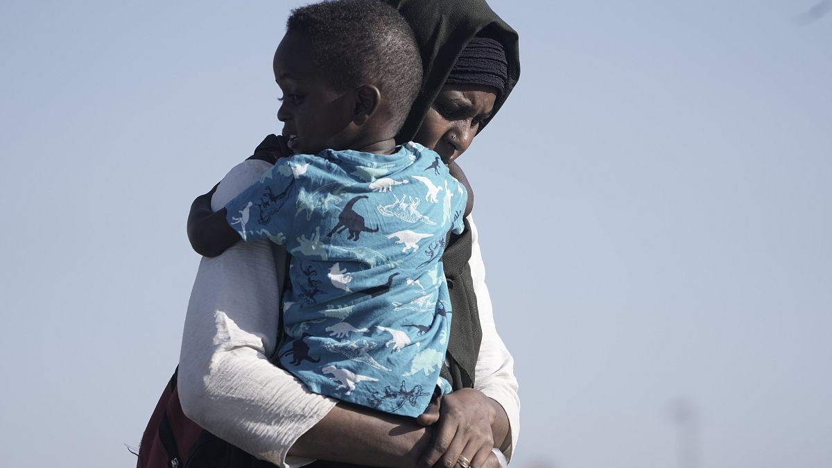 سيدة سودانية برفقة ابنها تم إجلاؤها في ميناء جدة بالمملكة العربية السعودية