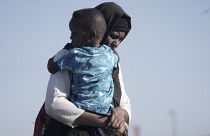 سيدة سودانية برفقة ابنها تم إجلاؤها في ميناء جدة بالمملكة العربية السعودية