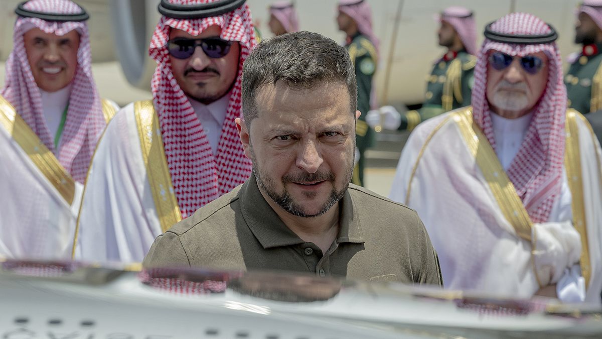 Владимир Зеленский прибыл с первым официальным визитом в Саудовскую Аравию, где проходит саммит Лиги арабских государств.