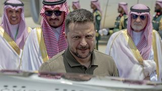 Владимир Зеленский прибыл с первым официальным визитом в Саудовскую Аравию, где проходит саммит Лиги арабских государств.