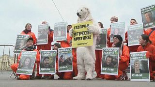 أنصار غرينبيس يحتجون لدعم 30 ناشطاً سجنتهم روسيا بعد احتجاج على التنقيب عن النفط في القطب الشمالي في 2013  واحتجاجات على أسر 100 حوت في 2019 . 