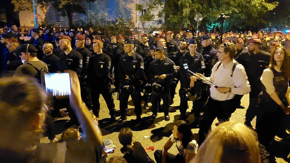 Rendőrsorfal zárta el a Fidesz székházát a demonstrálók elől péntek este a Lendvay utcában