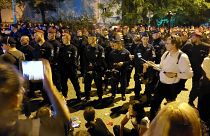Rendőrsorfal zárta el a Fidesz székházát a demonstrálók elől péntek este a Lendvay utcában