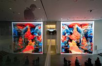 زوار  في  معرض الفنان رفيق أنادول حيث تم انتاج الصور استنادا للذكاء الاصطناعي  في متحف الفن الحديث، في نيويورك.