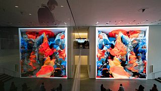 زوار  في  معرض الفنان رفيق أنادول حيث تم انتاج الصور استنادا للذكاء الاصطناعي  في متحف الفن الحديث، في نيويورك.