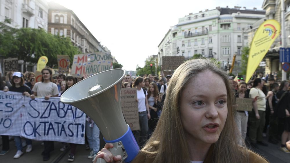 Ungarische Studenten fordern im Protestmarsch höhere Lehrergehälter