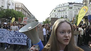 Des milliers d'étudiants et d'enseignants ont manifesté à Budapest, en Hongrie, le 19 mai 2023. 
