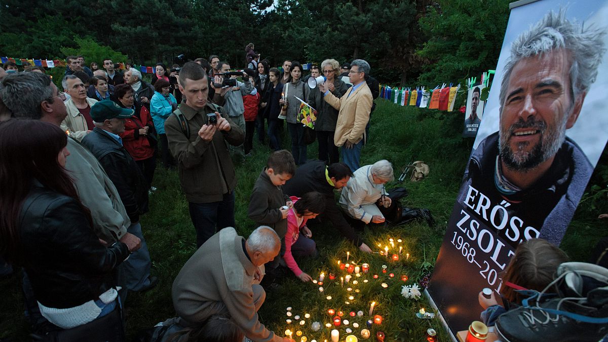 Gyertyagyújtás Kolozsváron a Kancsendzöngán eltűnt két hegymászó, Erőss Zsolt és Kiss Péter tiszteletére 2013. május 28-án 
