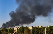 الدخان يتصاعد في سماء الخرطوم فيما المعارك متواصلة. 2023/05/17