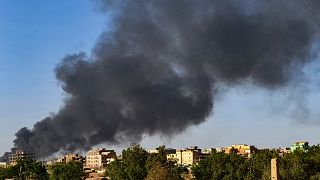 الدخان يتصاعد في سماء الخرطوم فيما المعارك متواصلة. 2023/05/17