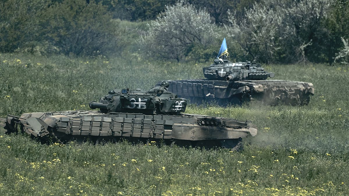 دبابتان أوكرانيتان بالقرب من باخموت 