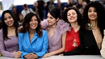 المخرجة التونسية كوثر بن هنية وأربع ممثلات تونسيات قدمن فيلم "بنات ألفة" في مهرجان كان السينمائي 20/05/2023