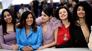 المخرجة التونسية كوثر بن هنية وأربع ممثلات تونسيات قدمن فيلم "بنات ألفة" في مهرجان كان السينمائي 20/05/2023