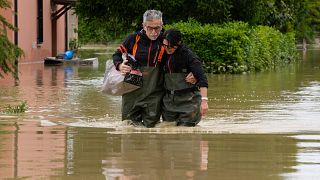 Des habitants contraints de quitter leur domicile suite aux inondations, en Emilie-Romagne, Italie.