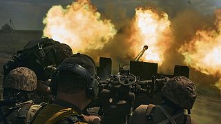 Soldados ucranianos disparan un cañón cerca de Bajmut, en la región de Donetsk, Ucrania, el 15 de mayo de 2023