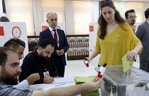 مواطنة تركية تعيش في الكويت تدلي بصوتها في الجولة الثانية من الانتخابات الرئاسية التركية> 2023/05/20