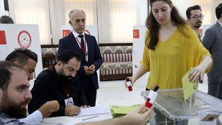 مواطنة تركية تعيش في الكويت تدلي بصوتها في الجولة الثانية من الانتخابات الرئاسية التركية> 2023/05/20