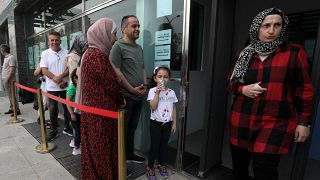 مواطنون أتراك مقيمون في العراق يقفون أمام مكتب اقتراع في أربيل. 2023/05/20