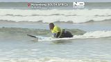 Raemondo Lessing surfeando en una playa de arena de Ciudad del Cabo (Sudáfrica). 