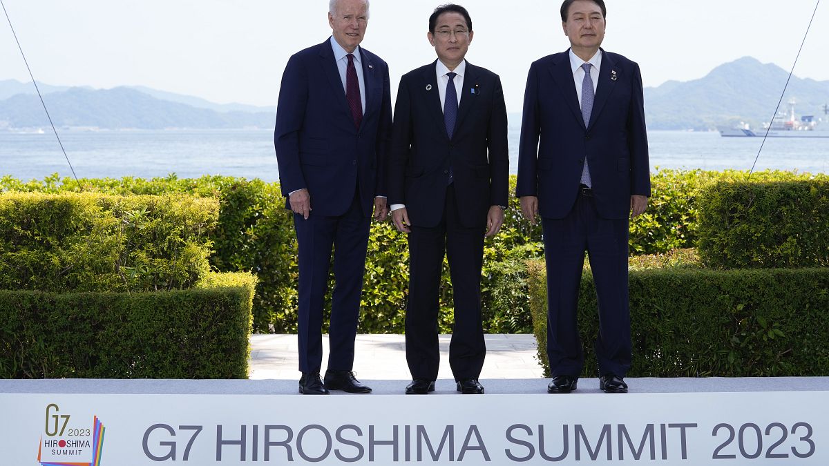  جو بايدن مع رئيس الوزراء الياباني فوميو كيشيدا والرئيس الكوري الجنوبي يون سوك يول في قمة مجموعة السبع
