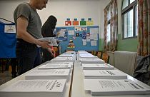 Szoros eredmény és második forduló várható a görög választásokon