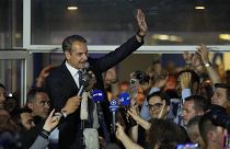 El primer ministro de Grecia, Kyriakos Mitsotakis, celebra la victoria de su partido Nueva Democracia en las elecciones del 21 de mayo de 2023.