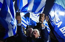 Nea Dimokratia-Anhänger vor dem Sitz der Partei in Athen