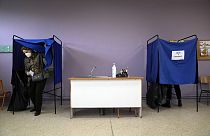 Votantes depositan sus papeletas en un colegio electoral en Atenas, Grecia, el domingo 21 de mayo de 2023
