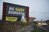  a Nagy-Britannia és Észak-Írország közötti határellenőrzés ellen tiltakozó óriásplakát az észak-írországi Newry közelében