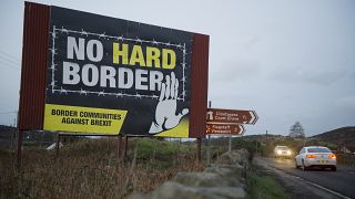  a Nagy-Britannia és Észak-Írország közötti határellenőrzés ellen tiltakozó óriásplakát az észak-írországi Newry közelében