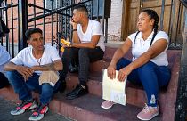 مهاجرون من فينيزويلا أمام كنيسة في مكسيكو