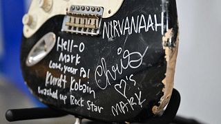 Kurt Cobain'nin sahnede kırdığı gitar